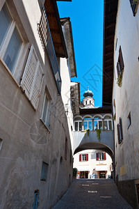 意大利城内有旧楼宇的窄巷图片