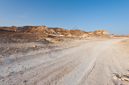 约旦河西岸沙漠公路上图片