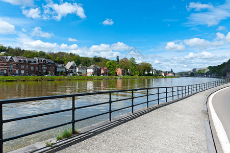 比利时迪南特市Meuse河堤岸图片