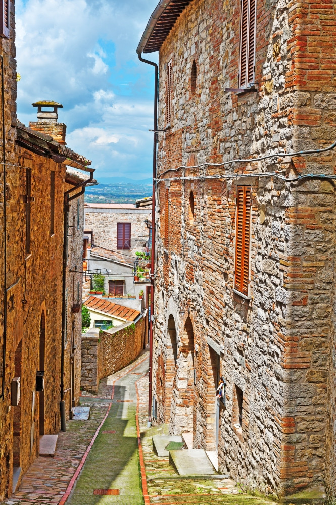 意大利托迪市与旧楼的窄巷图片