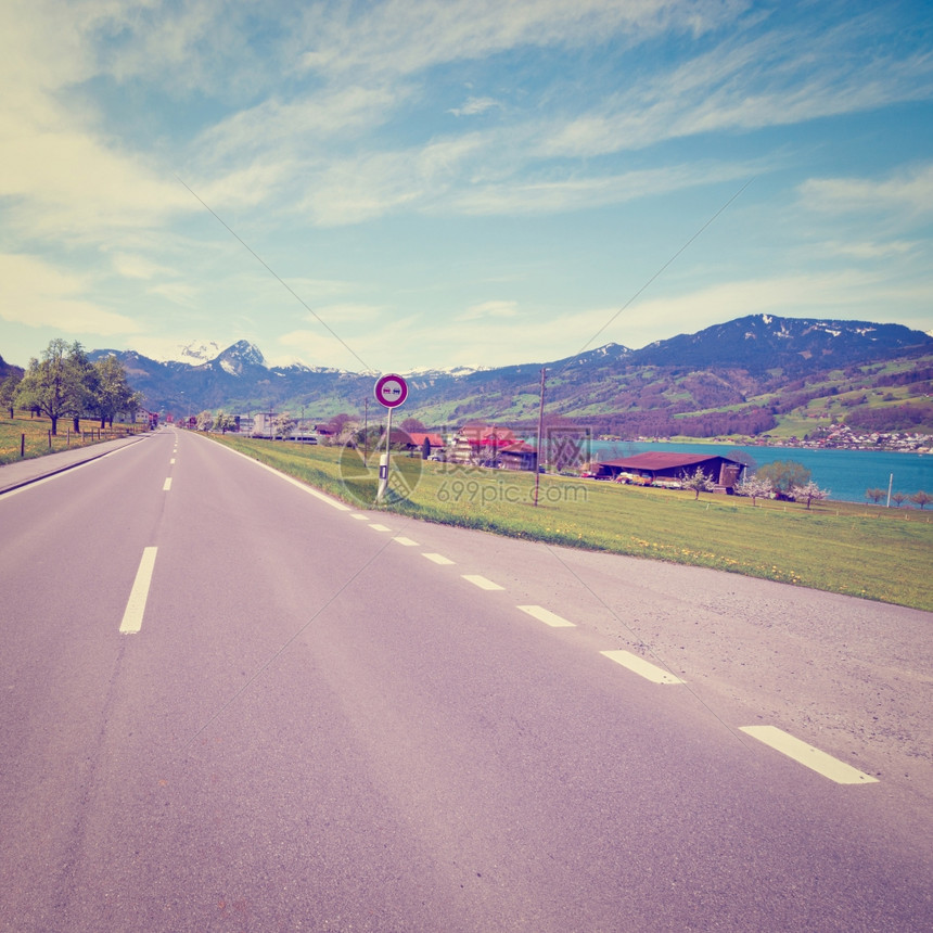 沿瑞士阿尔卑斯山湖的直径公路Instagram效应图片