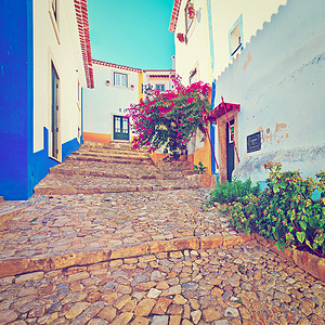 中世纪葡萄牙多伊斯市的狭小街道回溯效应高清图片