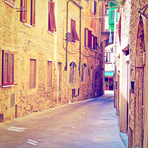 意大利沃尔特拉市与老楼宇的窄巷回溯效应背景图片