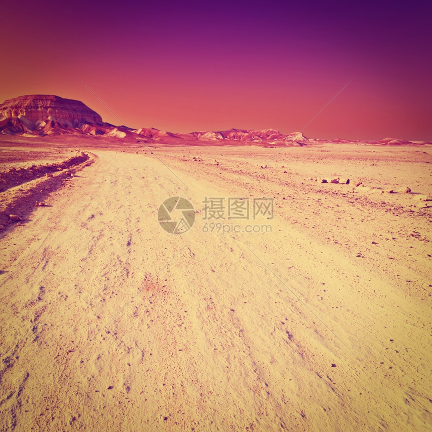 犹太沙漠的泥土路日落Instagram效应图片