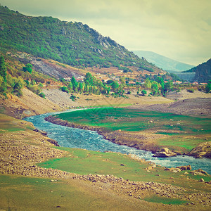 坎塔布里安山峡谷底的河Instagram效应图片