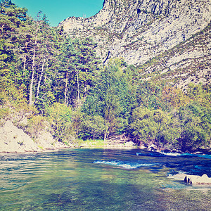法国阿尔卑斯山脉峡谷底的河川Instagram效应高清图片