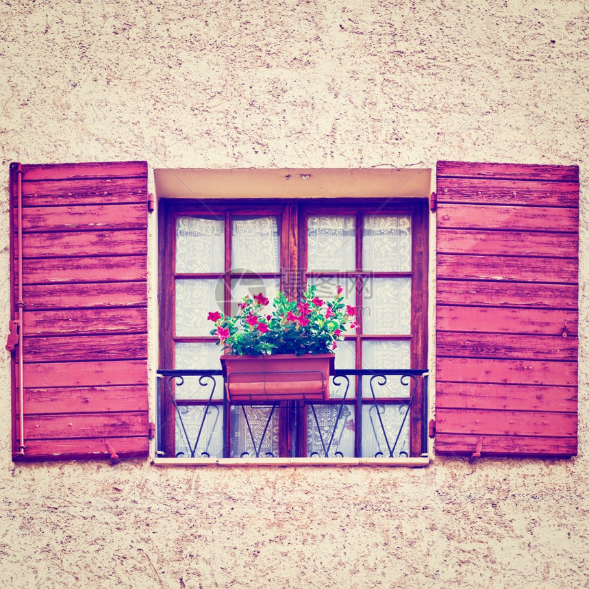 装饰着鲜花的法国窗口带有开木环的法国窗口Instagram效果图片