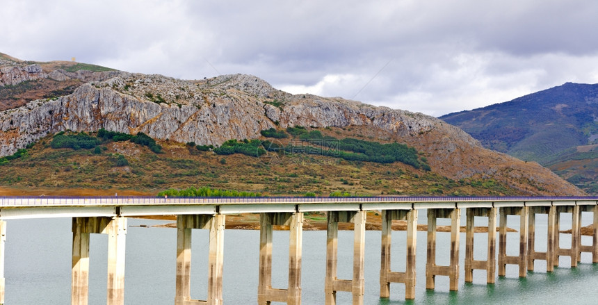 西班牙坎塔布里亚山河上大桥图片