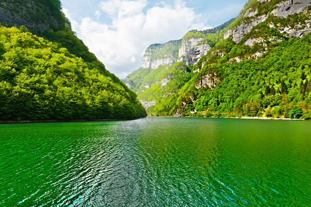 意大利多洛米人山区湖绿水图片