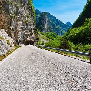 意大利多洛米人道路上的岩石隧图片