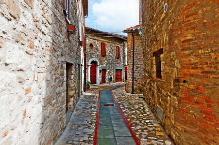 意大利Doglio市与旧楼的狭小街图片