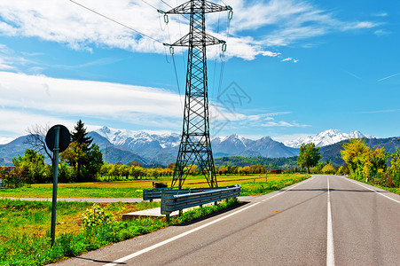皮埃蒙特高压电线位于雪阿尔卑斯山的背景图片