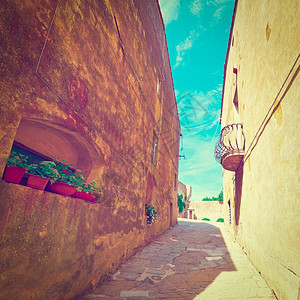 意大利旧楼之间的小巷图片