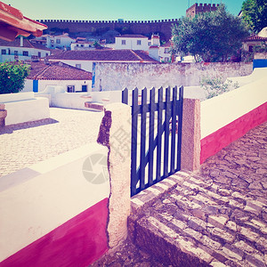 葡萄牙历史中心城市奥比多斯栅栏上的小门Instagram效果中世纪高清图片素材