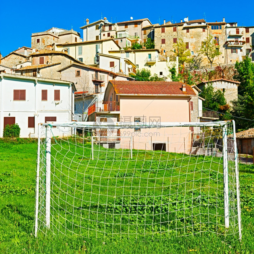 意大利中世纪城市背景下的足球场图片