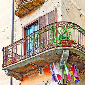 意大利城房屋阳台下的国旗图片