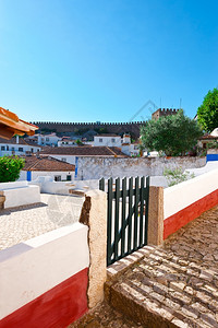 葡萄牙历史中心城市奥比多斯的栅栏小门小巷高清图片素材