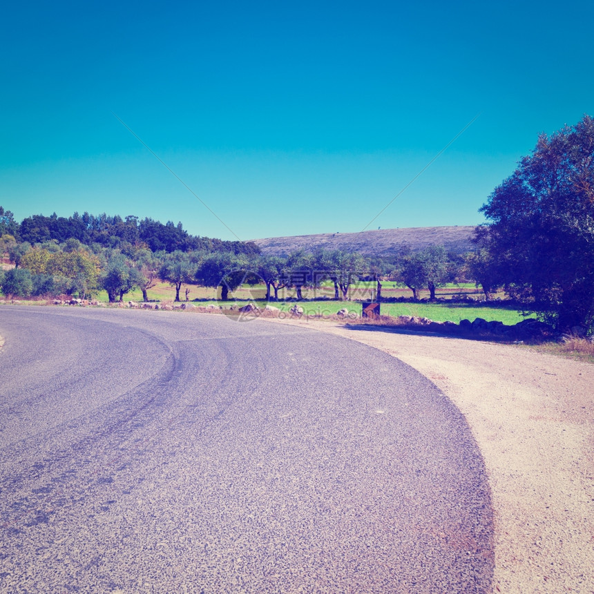 覆盖着葡萄牙的奥利弗格洛夫斯山之间的头路Instagram效应图片