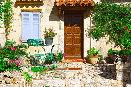 装饰着鲜花的法国房子门窗装饰图片