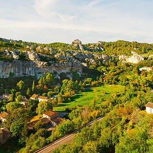 阿尔卑斯山峡谷底的法国城图片