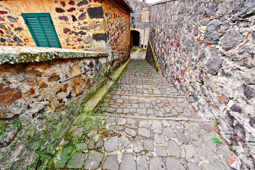 意大利托雷阿尔菲纳市与旧楼接的窄巷图片