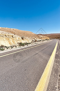 沙漠中的平坦道路图片