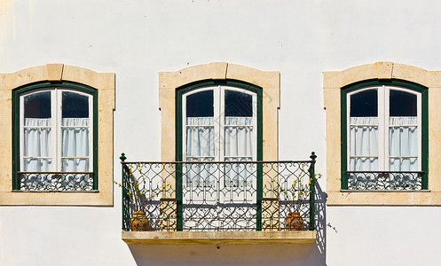 带阳台的葡萄牙建筑图片
