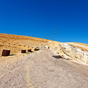 沙漠的风向偏斜道路图片