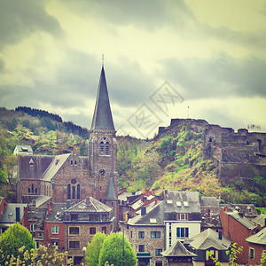 比利时城市拉罗切教堂和城堡的展望Instagram效果图片