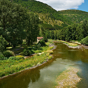 法国阿尔卑斯山峡谷下河图片