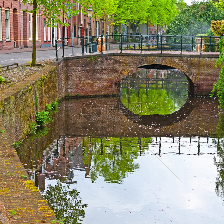 荷兰城市Amersfoort的运河银行图片