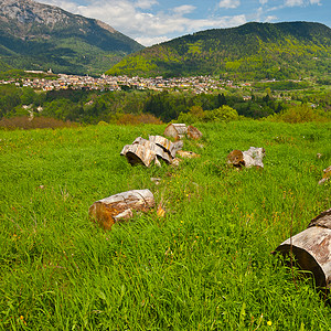 中世纪意大利城镇环绕着油田和山丘图片