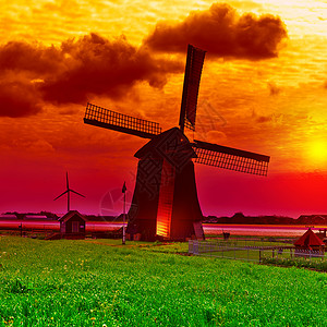 在日落Instagram效应的老荷兰风车图片