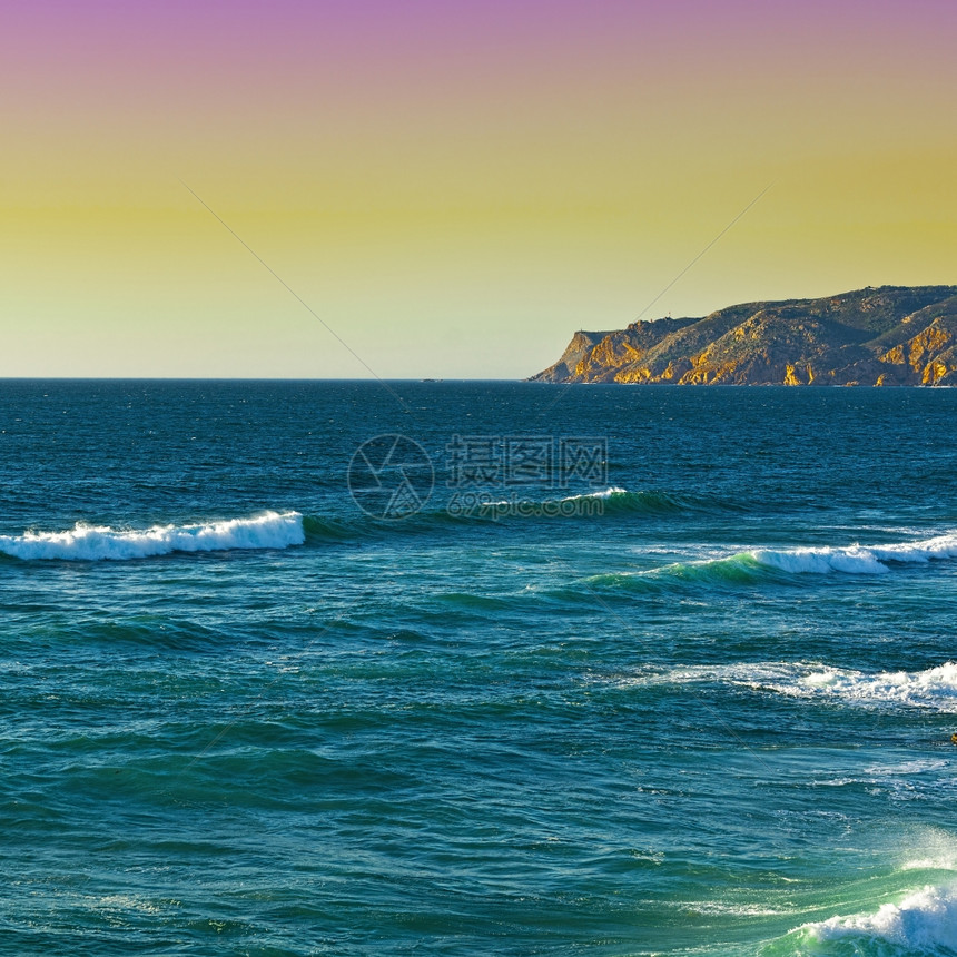 葡萄牙日落时大西洋落基海岸图片