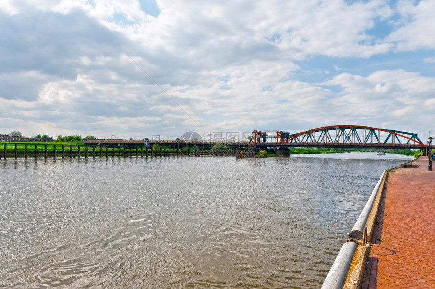 位于荷兰Zutphen城附近的伊日塞尔河上铁路桥图片