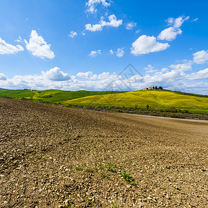 意大利地貌与草原在春天初意大利的农业耕地牧场和山丘上的农舍图片