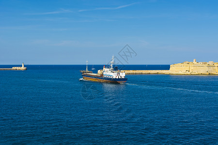 堡垒弯拖船货船离开瓦莱塔港灯表示马耳他港口的入背景