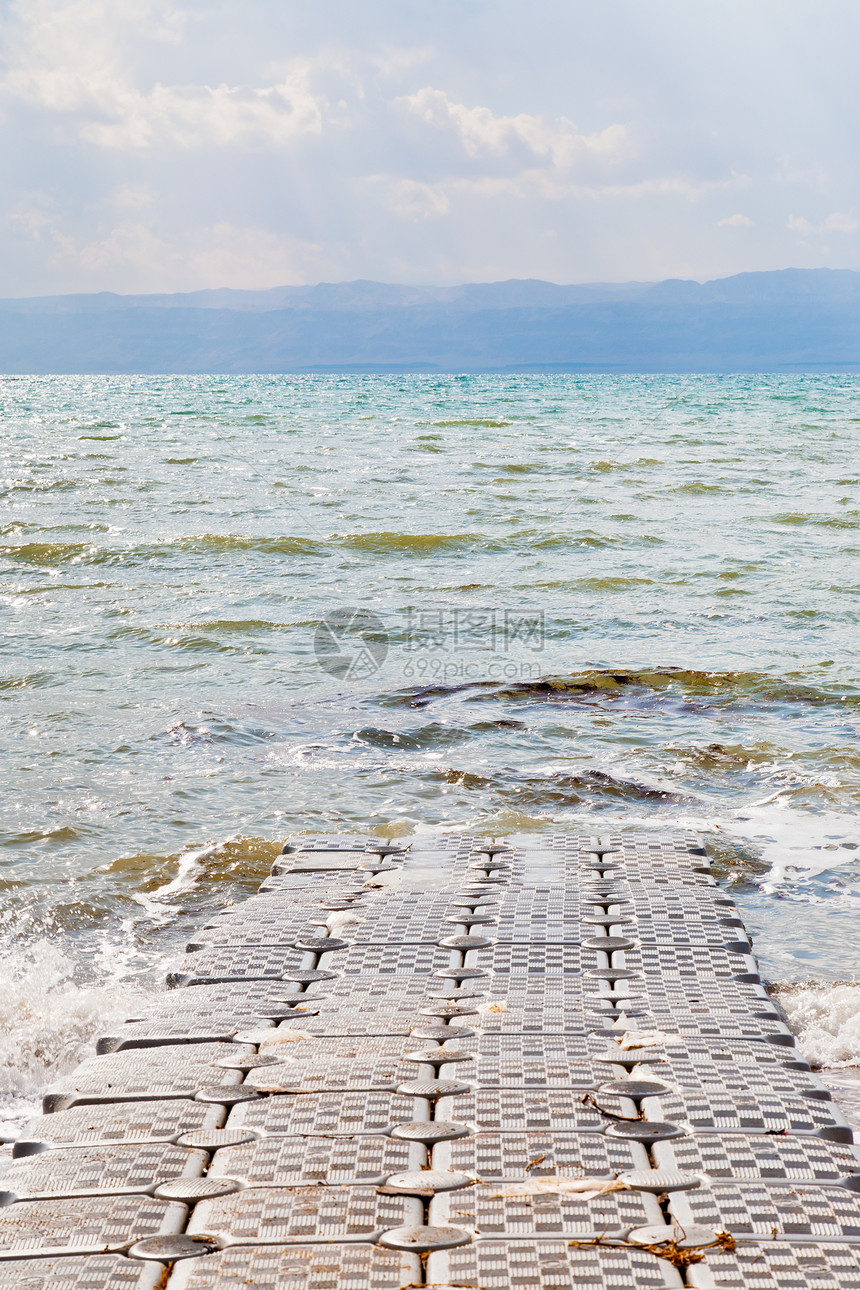 约旦死海沿岸的浮码头图片