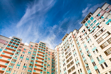 夏季蓝色天空下的新市政大楼背景图片