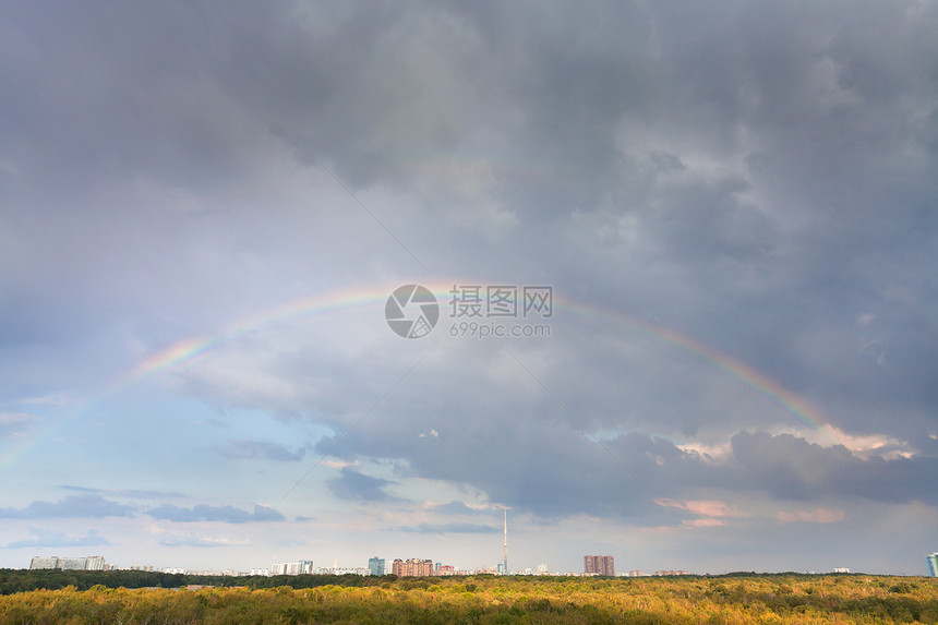 秋天城市公园下的彩虹图片