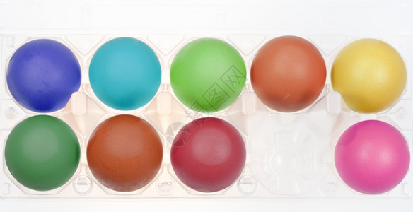 多色母鸡的蛋在持有器中高清图片