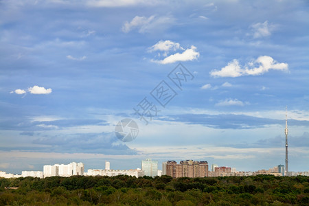 蓝色秋天城市下有白云的天空背景图片