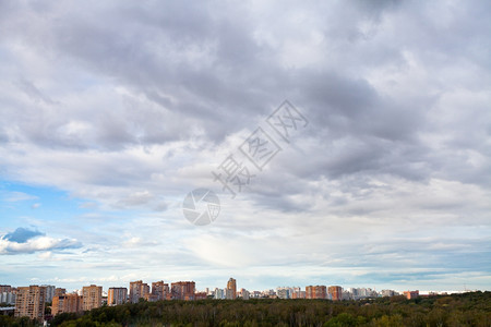 城市下午的灰色秋夜云图片