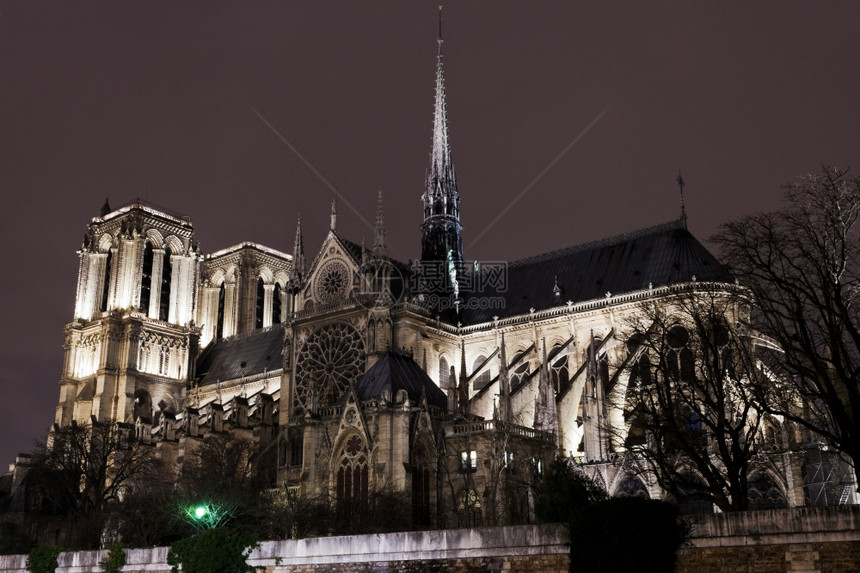 夜间巴黎圣达美大教堂图片