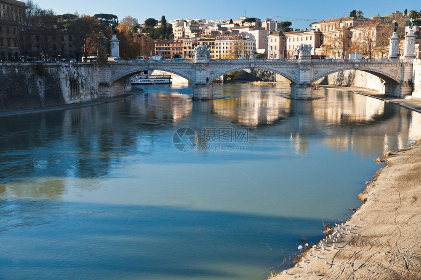 意大利罗马Tiber河上的圣天使桥图片