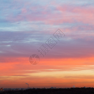 清晨日出天空城市上有蓝色和粉红的云图片