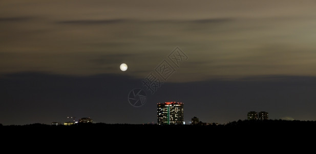 夜天线满月在黑林上明亮的房子图片