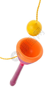 木制杯子和球中的玩具关闭白色背景的孤立木制杯子和球器背景图片