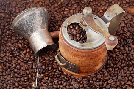 在许多烤咖啡豆上人们可以看到古老的手工咖啡加厂和铜锅图片