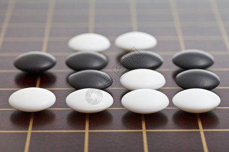 在木板上玩游戏时石头的位置高清图片